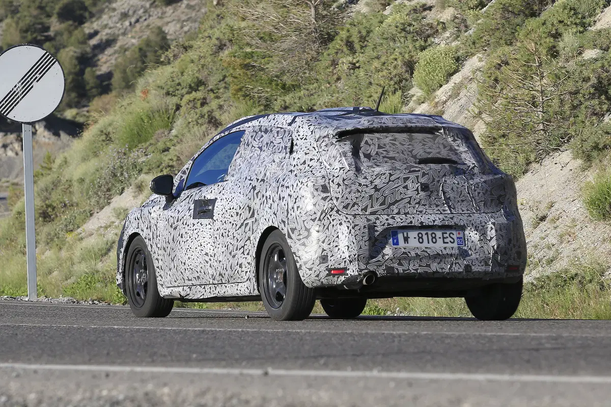 Renault Clio V, ecco le prime foto del muletto  (7)