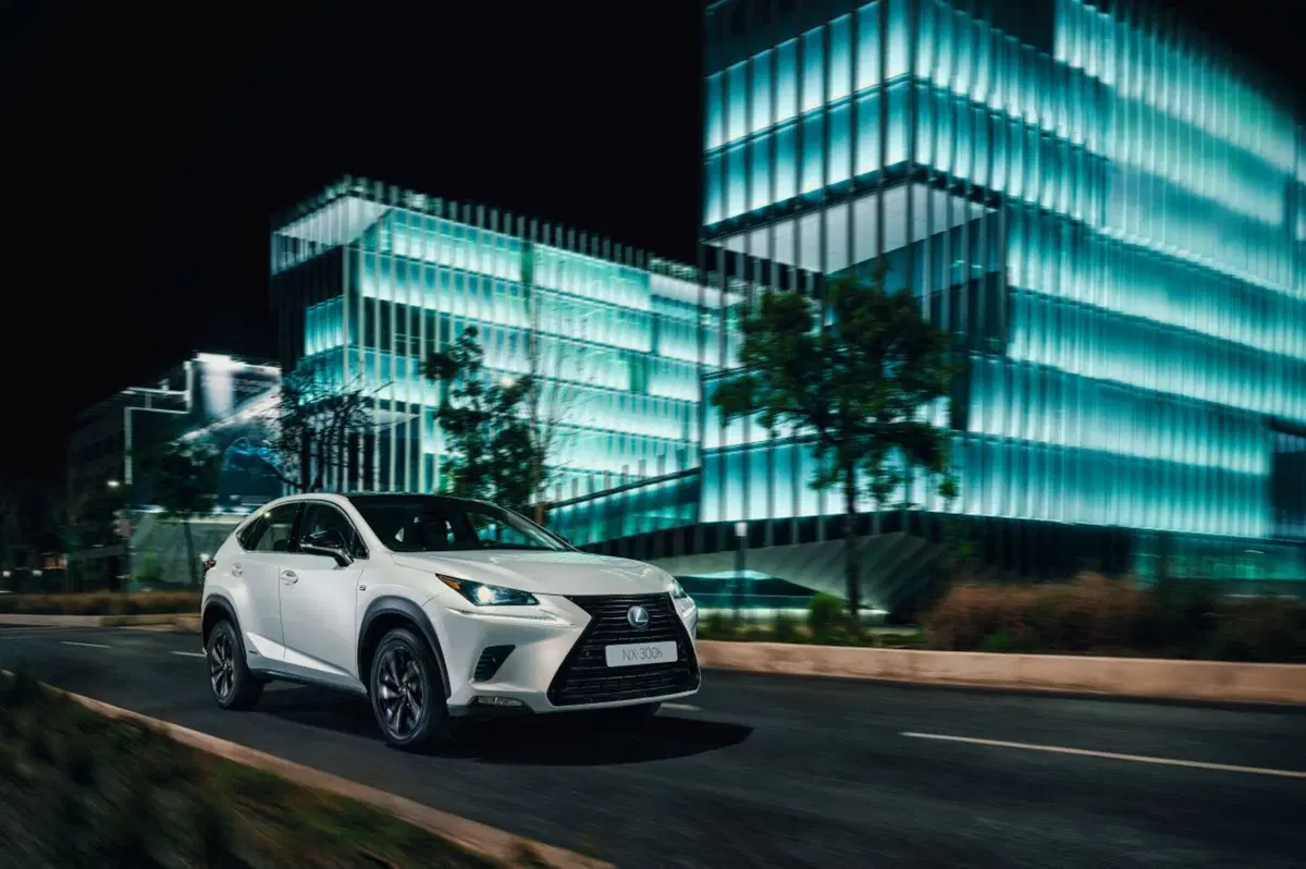 Lexus NX Hybrid Sport, ecco la nuova Special Edition  (5)