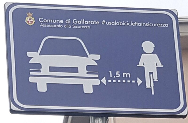 Cartello Salvaciclisti con distanza laterale minima di un metro e mezzo tra auto e bici