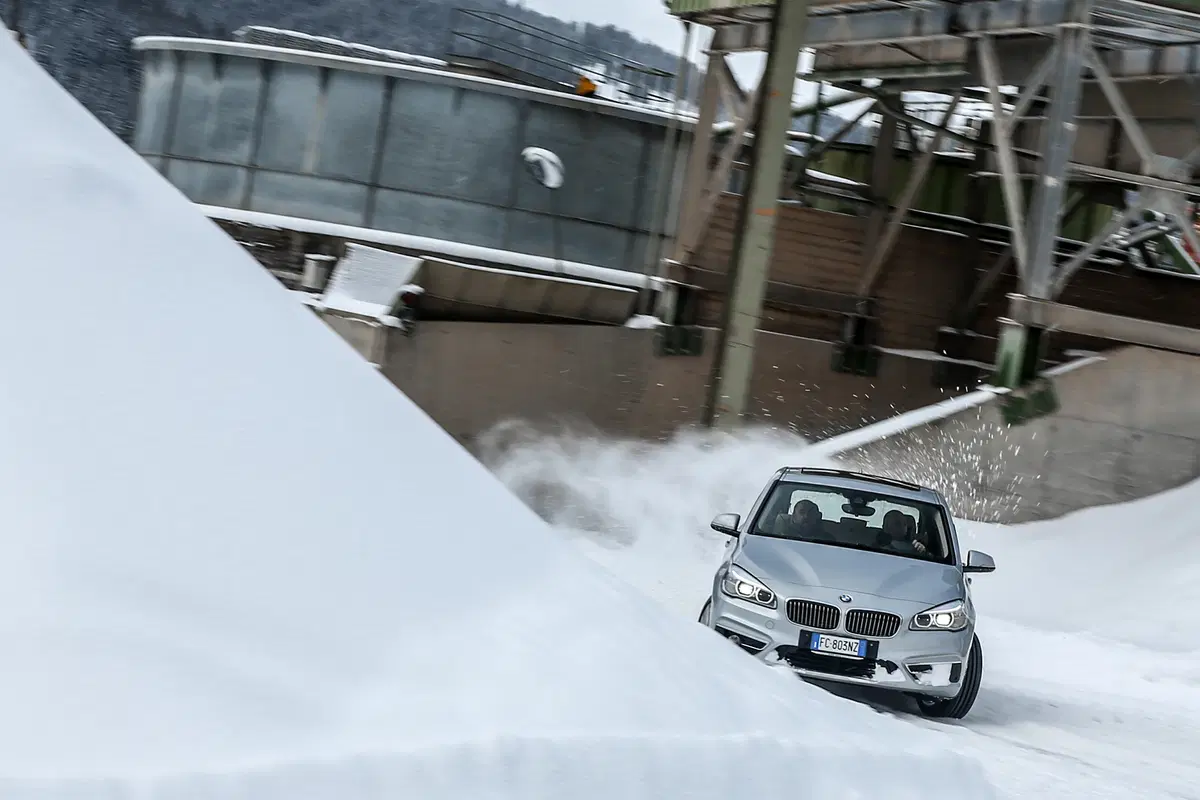 BMW 225xe Active Tourer [Video] (10)