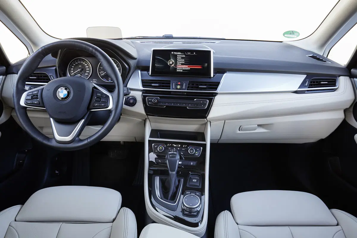 BMW 225xe Active Tourer [Video] (9)