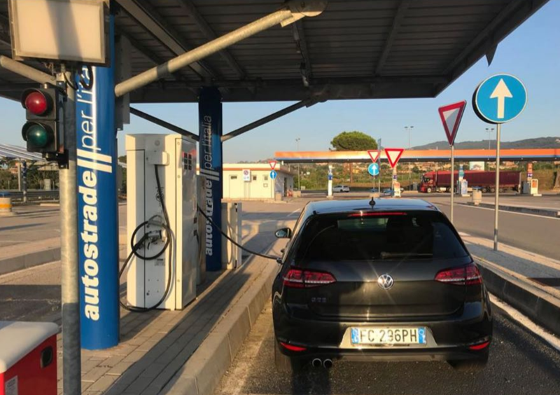 Ecco la prima colonnina per la ricarica dell&#039;auto elettrica in autostrada 