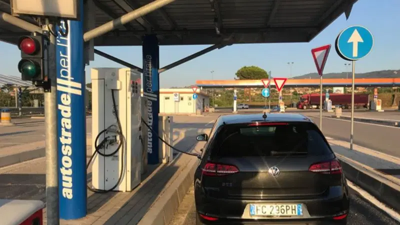Ecco la prima colonnina per la ricarica dell'auto elettrica in autostrada 