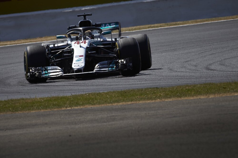 Lewis Hamilton, secondo, lancia frecciate alla concorrenza
