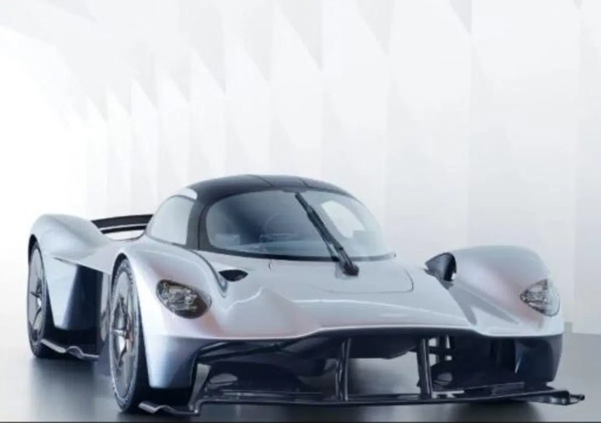 Aston Martin Valkyrie, sarà collaudata anche da Verstappen e Ricciardo