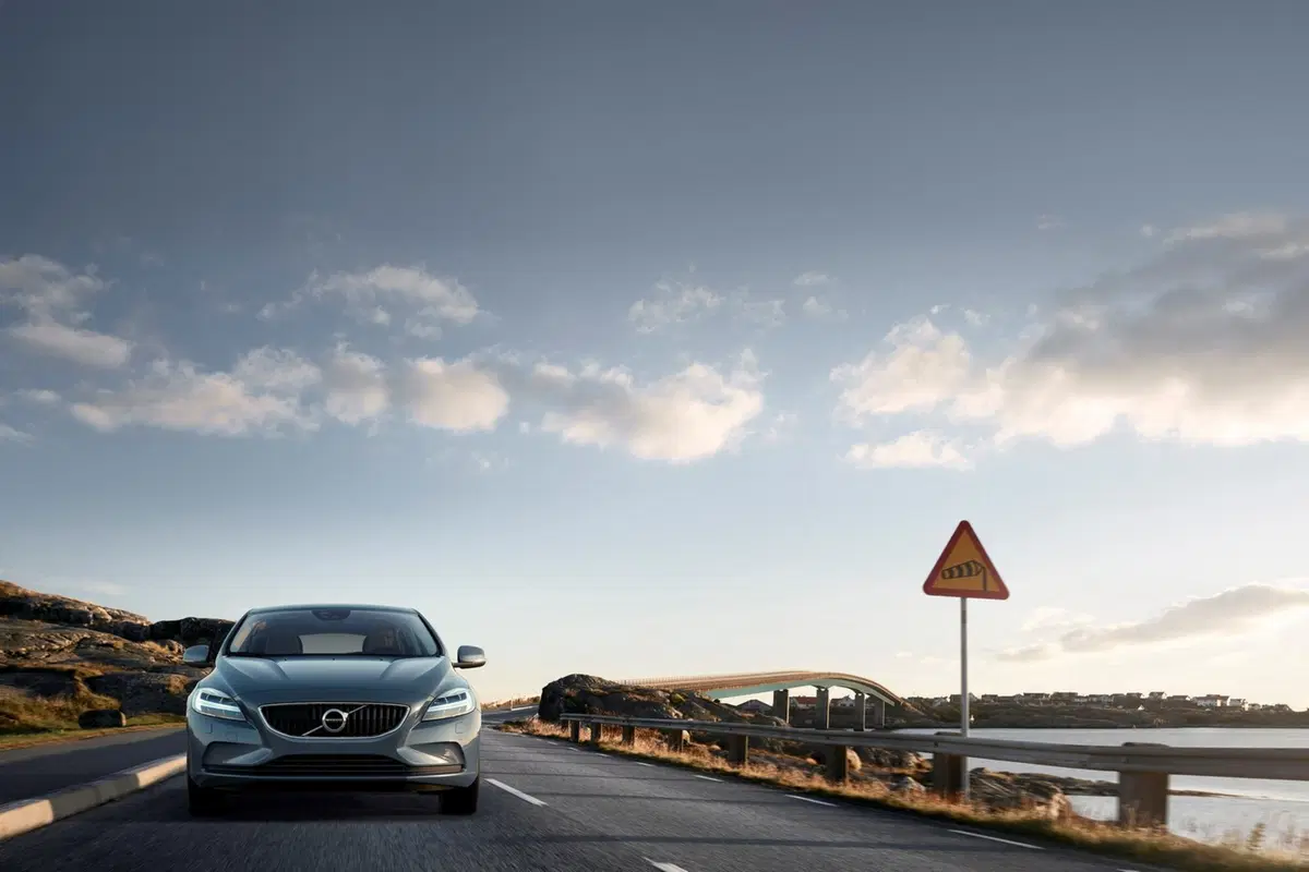 Volvo V40 restyling, sguardo a martello di Thor (7)