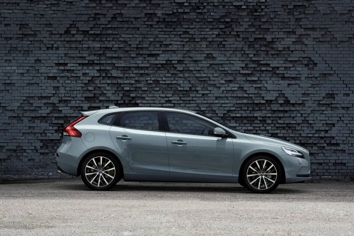 Volvo V40 restyling, sguardo a martello di Thor (9)