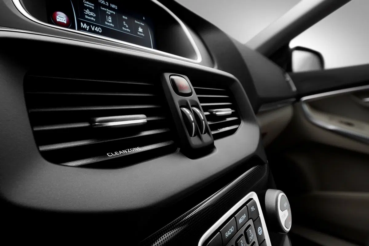 Volvo V40 restyling, sguardo a martello di Thor (19)