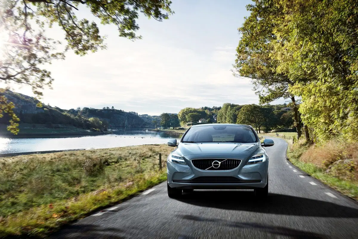 Volvo V40 restyling, sguardo a martello di Thor (10)