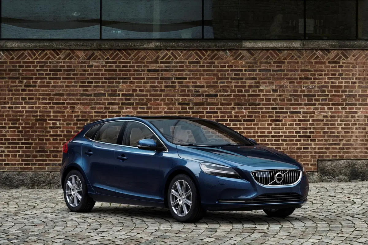 Volvo V40 restyling, sguardo a martello di Thor