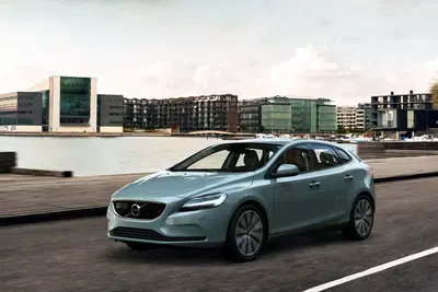 Volvo V40 restyling, sguardo a martello di Thor