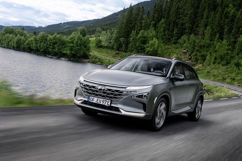 Prestazioni degne di competere con il segmento dei C-SUV per il nuovo FCEV Hyundai che &egrave; il riferimento mondiale per le auto a idrogeno di serie, oggi