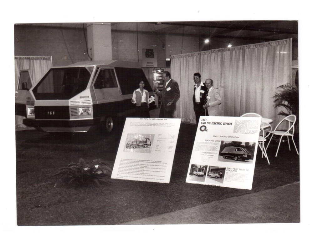 Il Van8, un veicolo elettrico alla cui progettazione ha partecipato Enrico De Vita. Presentato a Philadelphia nel 1978, era dotato di un pacco batterie al piombo da 400 Kg e struttura a pannelli piatti per facilitarne l&rsquo;assemblaggio in varie nazioni