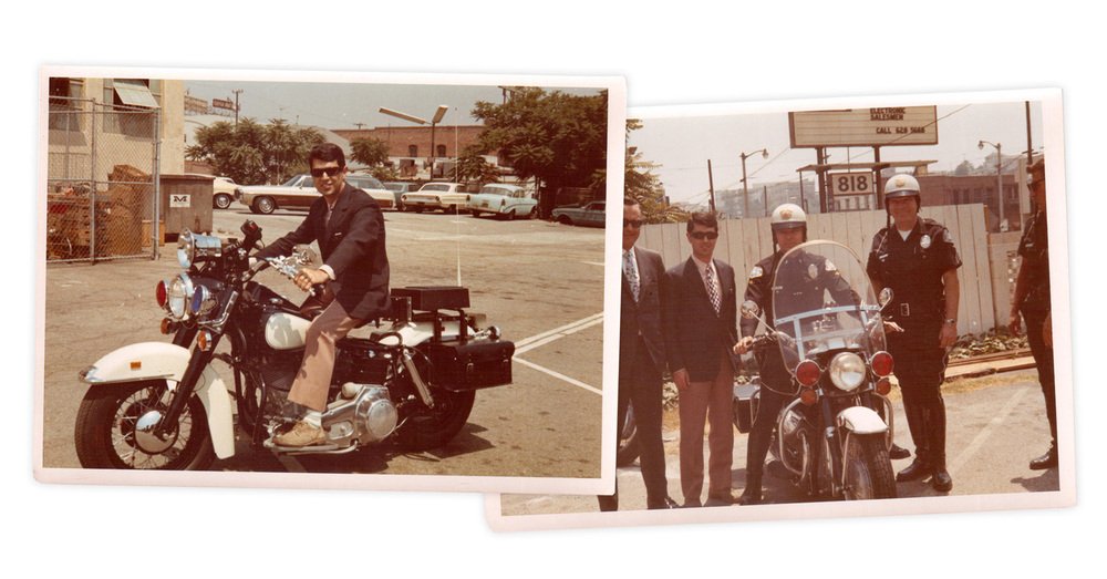 Enrico De Vita al Los Angeles Police Department nel 1970. A sinistra in prova con la concorrenza, Harley Davidson; a destra assieme ai capi e ai comandanti della polizia di Los Angeles