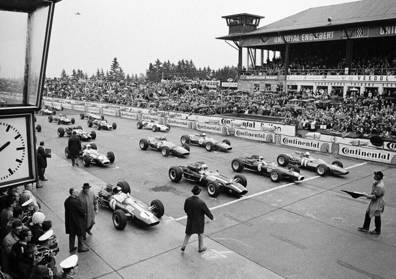 Lo start del Gran Premio di Gran Bretagna del 1965 a Silverstone. Era il 10 luglio