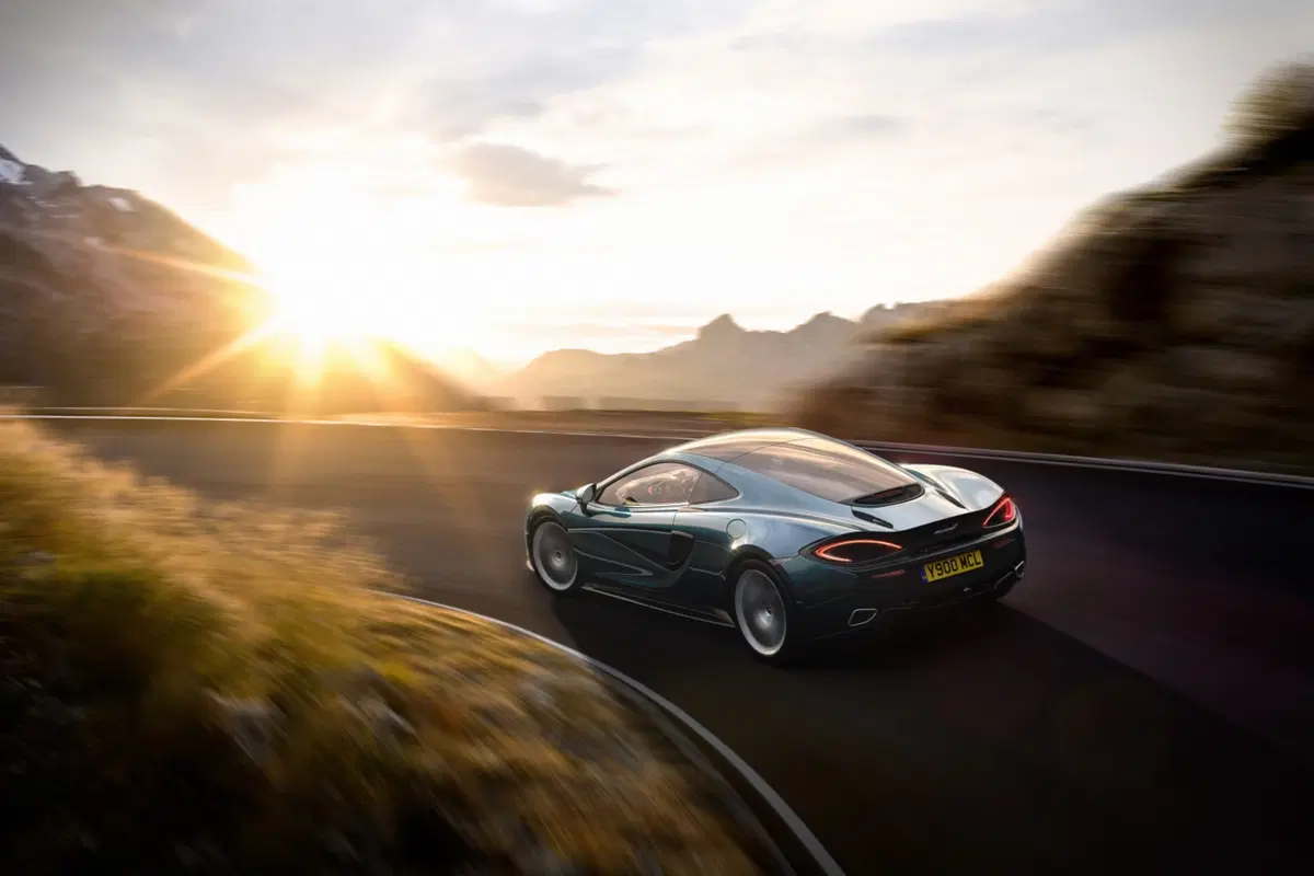 McLaren 570GT, più spazio e comfort (13)