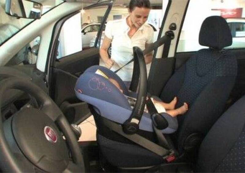 Sensori anti-abbandono bimbi in auto, la proposta di Toninelli