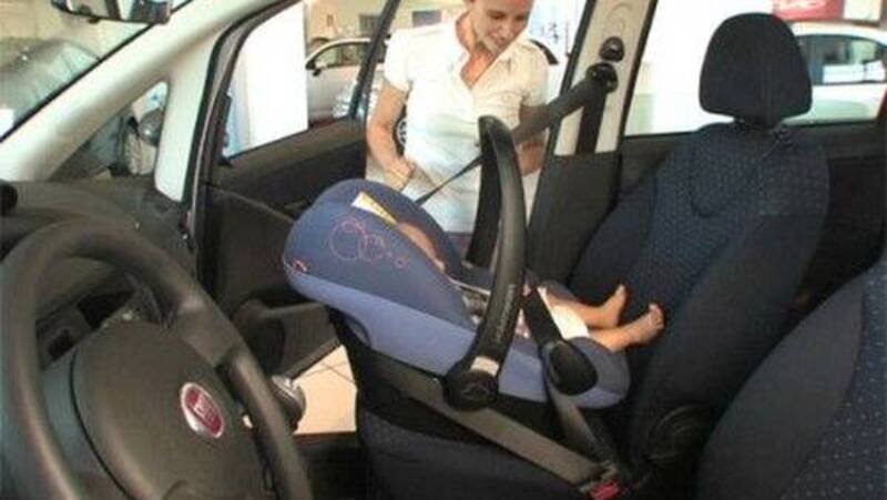 Sensori anti-abbandono bimbi in auto, la proposta di Toninelli