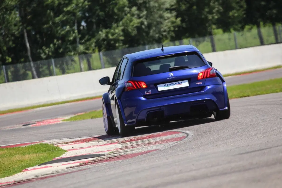 Peugeot 308 by Arduini Corse, racing stradale all'italiana (8)