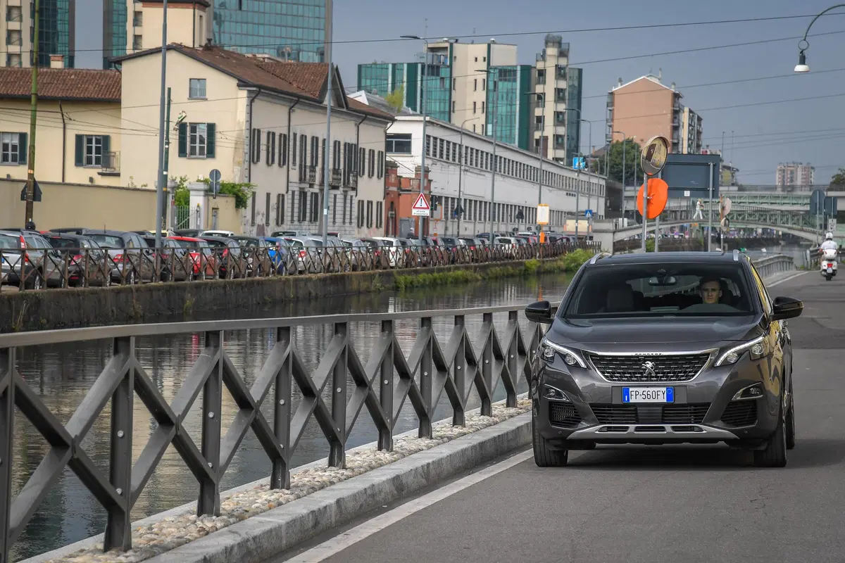 Novità Peugeot 3008, Cambio EAT8 sulle motorizzazioni Euro6.2 (7)