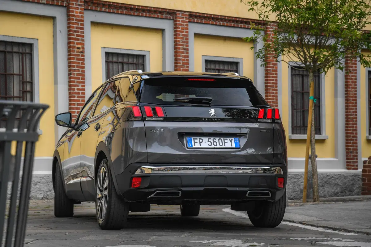 Novità Peugeot 3008, Cambio EAT8 sulle motorizzazioni Euro6.2 (2)