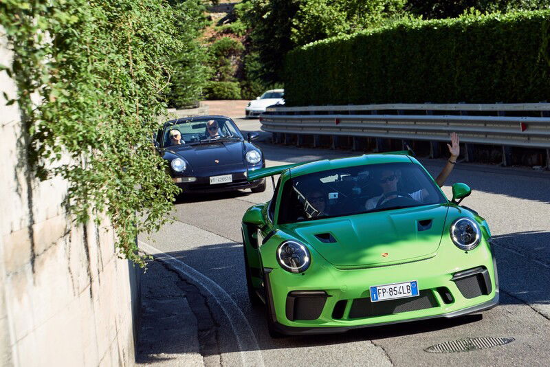 La verde GT3RS sfila insieme ad altre Porsche 911 sulle strade dei laghi: &egrave; la pi&ugrave; osservata e commentata