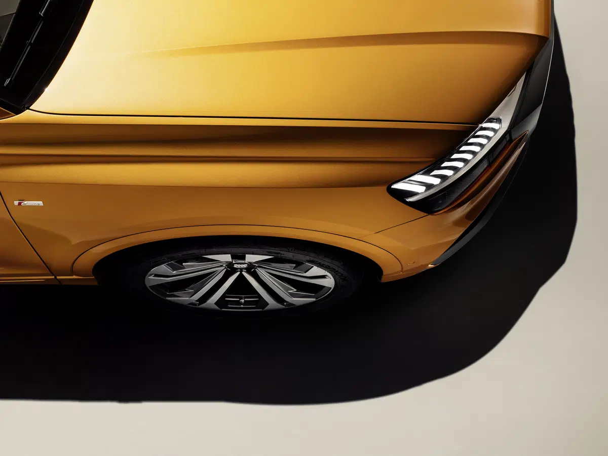 Audi Q8, il Luxury SUV con design da coupé che sfida BMW X7 [Video] (12)