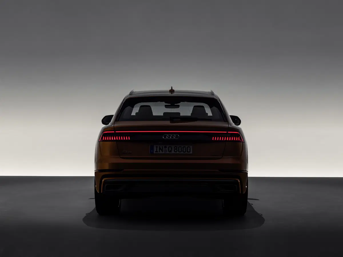 Audi Q8, il Luxury SUV con design da coupé che sfida BMW X7 [Video] (16)