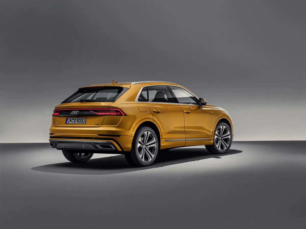 Audi Q8, il Luxury SUV con design da coupé che sfida BMW X7 [Video] (18)