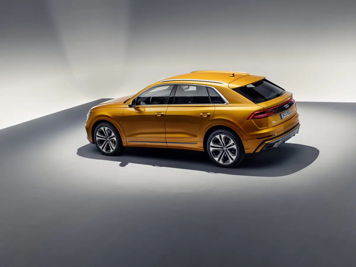Audi Q8, il Luxury SUV con design da coupé che sfida BMW X7 [Video] (19)