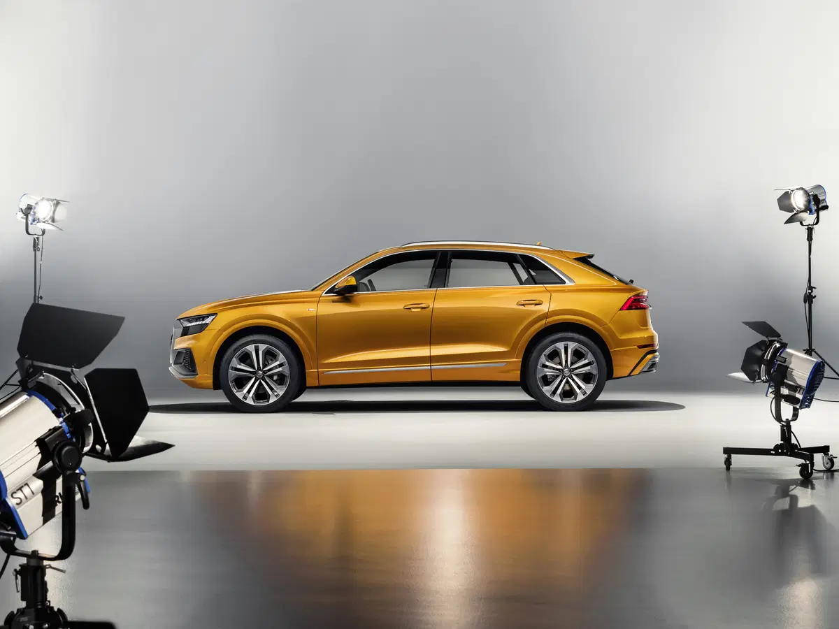 Audi Q8, il Luxury SUV con design da coupé che sfida BMW X7 [Video] (25)