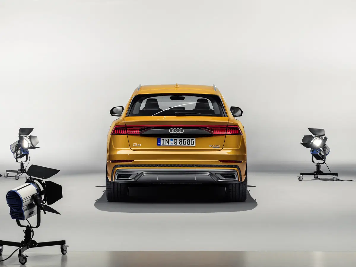 Audi Q8, il Luxury SUV con design da coupé che sfida BMW X7 [Video] (27)