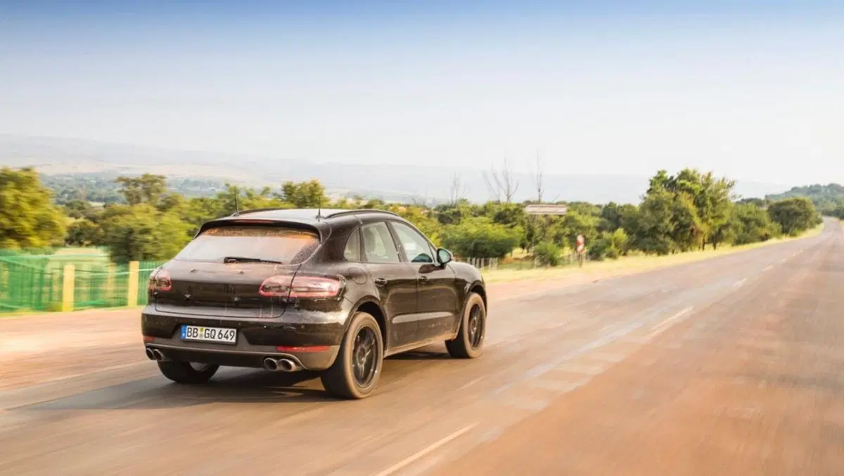 Nuova Porsche Macan 2019: ecco il teaser (2)