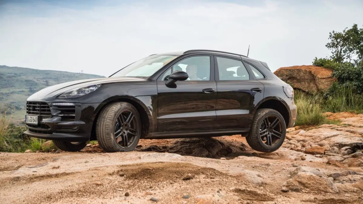Nuova Porsche Macan 2019: ecco il teaser (9)
