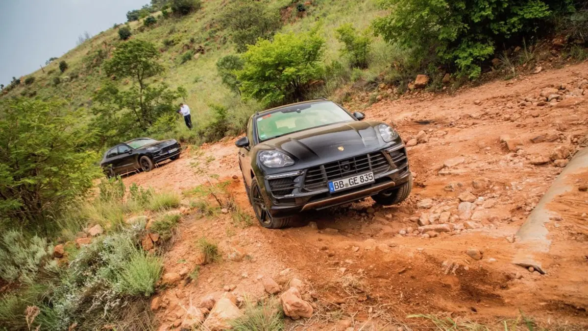 Nuova Porsche Macan 2019: ecco il teaser (10)