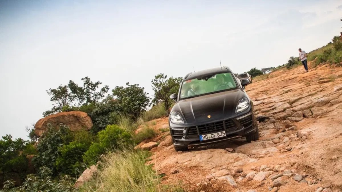 Nuova Porsche Macan 2019: ecco il teaser (11)