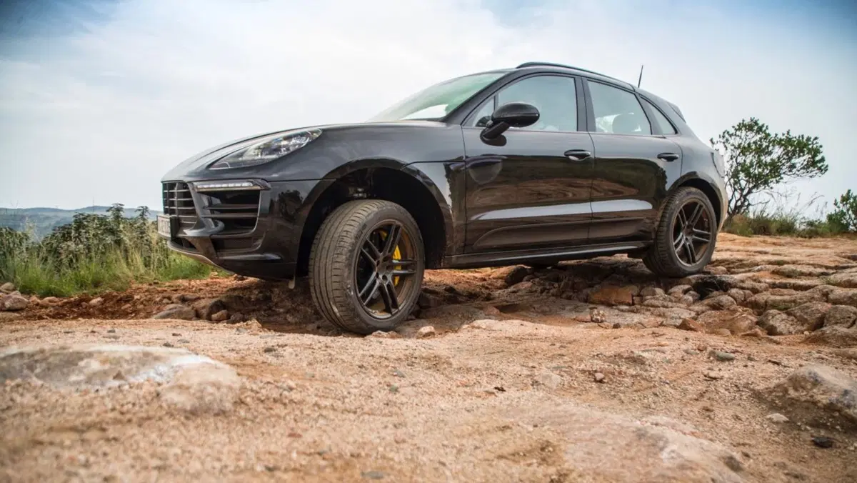 Nuova Porsche Macan 2019: ecco il teaser (12)