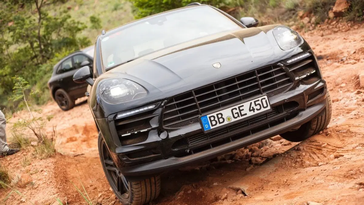 Nuova Porsche Macan 2019: ecco il teaser (23)
