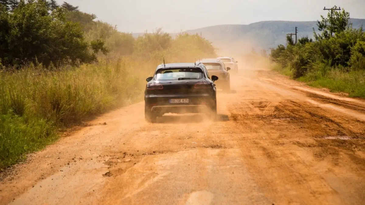 Nuova Porsche Macan 2019: ecco il teaser (24)