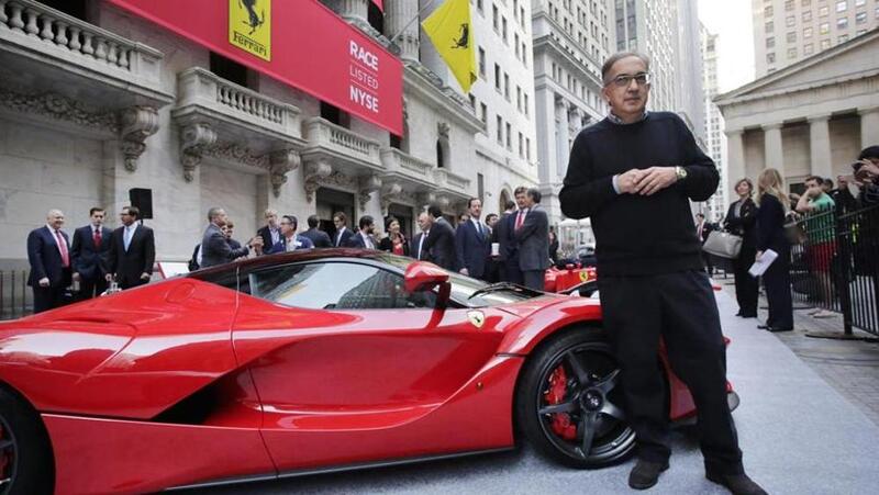 Marchionne accanto a una LaFerrari a Wall Street: &egrave; il 2015, nel giorno della quotazione della Casa di Maranello al NYSE