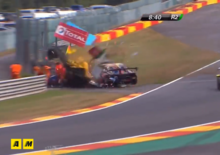 Incidente terribile a SPA, il leader del Supertrofeo scaraventato sui commissari [Video]