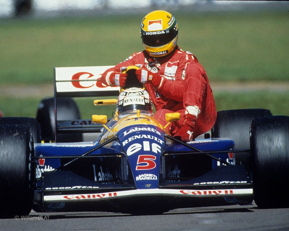 Mansell accompagna Senna ai box: altri tempi
