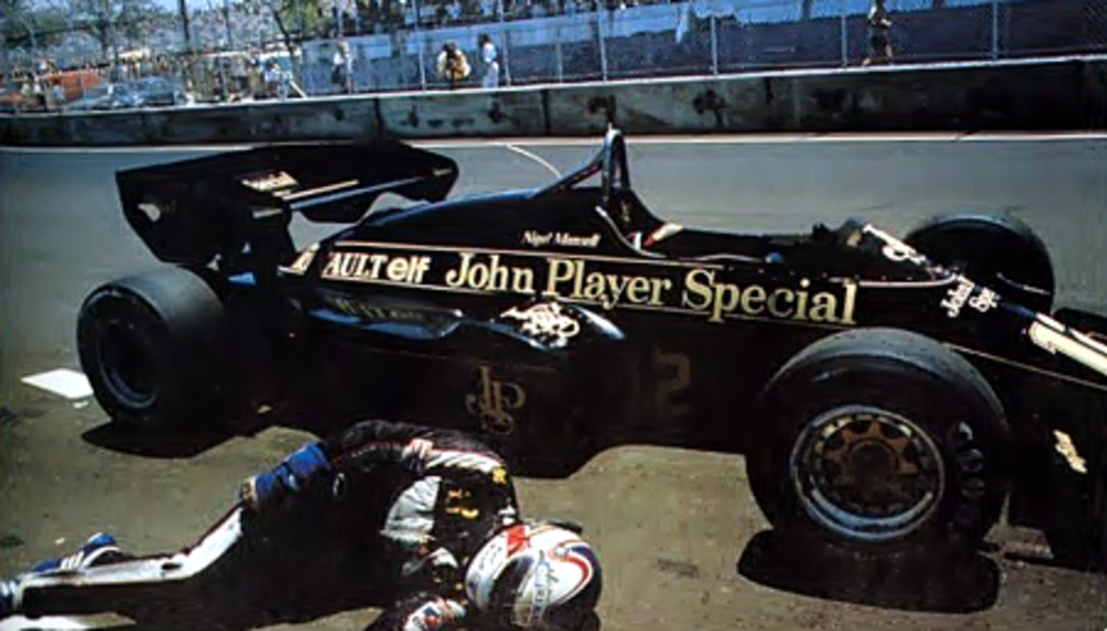 Mansell cade dopo aver concluso il GP USA 1984 spingendo la sua Lotus