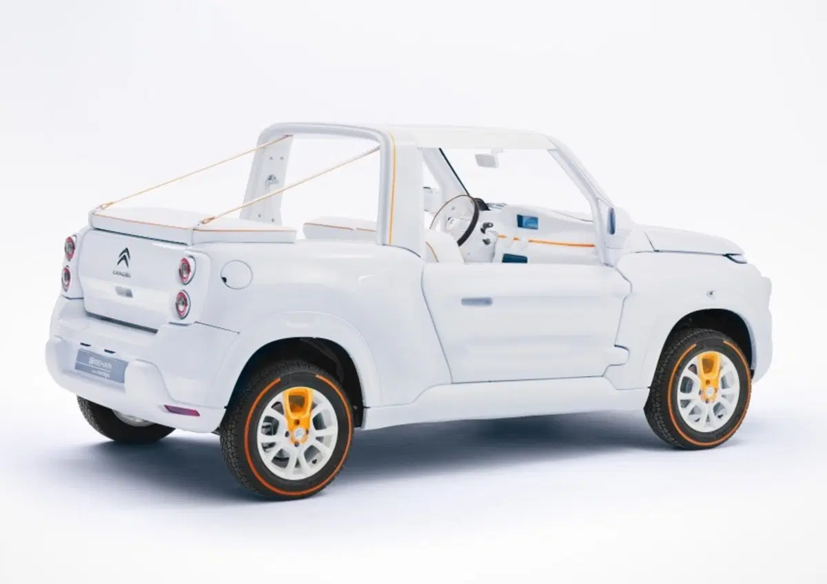 Citroen E-Mehari by Courr&egrave;ges, blanc total