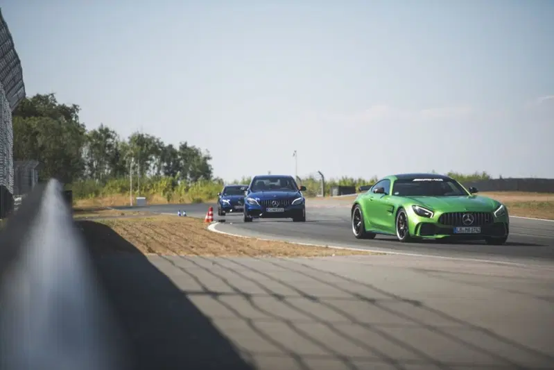 A fare da apripista nella nostra prova in circuito la GT, la pi&ugrave; "AMG" di tutte le Mercedes