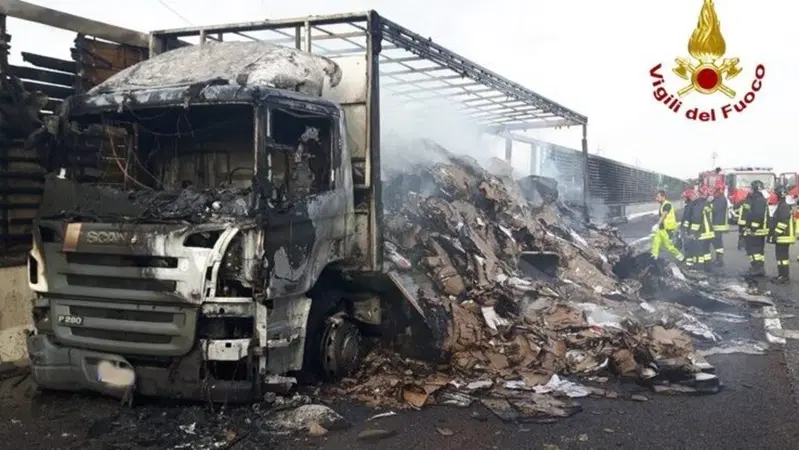 Scontro in A4: furgone si incendia, due morti