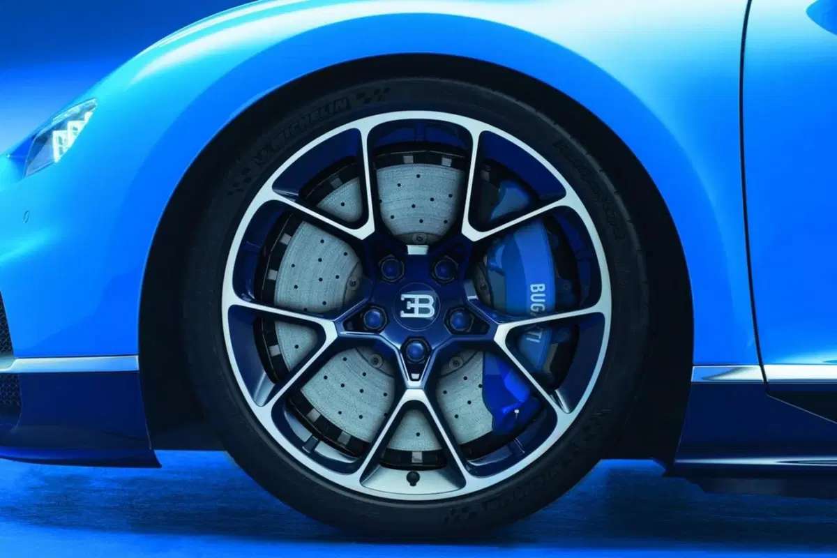 Bugatti Chiron, ecco la hypercar da 420 km/h (33)