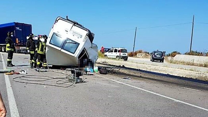 Incidenti, Furgone contro Tir in Puglia: 12 morti