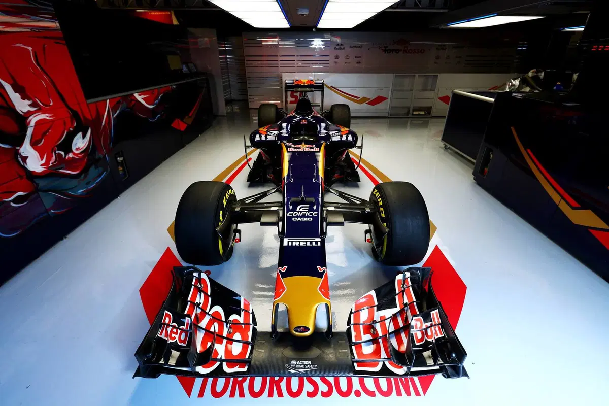 Formula 1, Toro Rosso presenta la sua livrea per il 2016 (2)