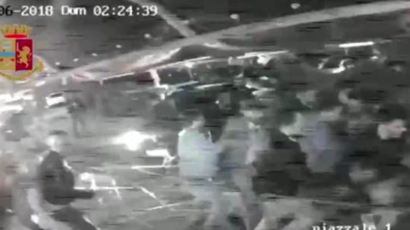 Salerno, Incidenti: molesti restano fuori dal locale ma pericolosi in strada [video]